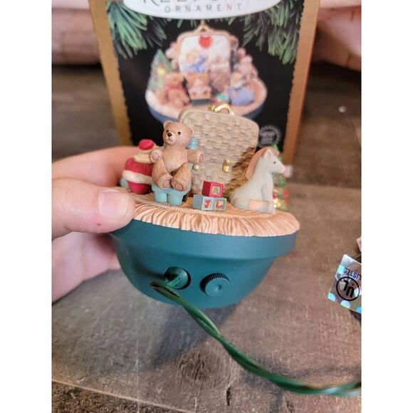 Hallmark 1998 Victorian Toy Box ornament Xmas Decor Magic - Picture 7 of 7